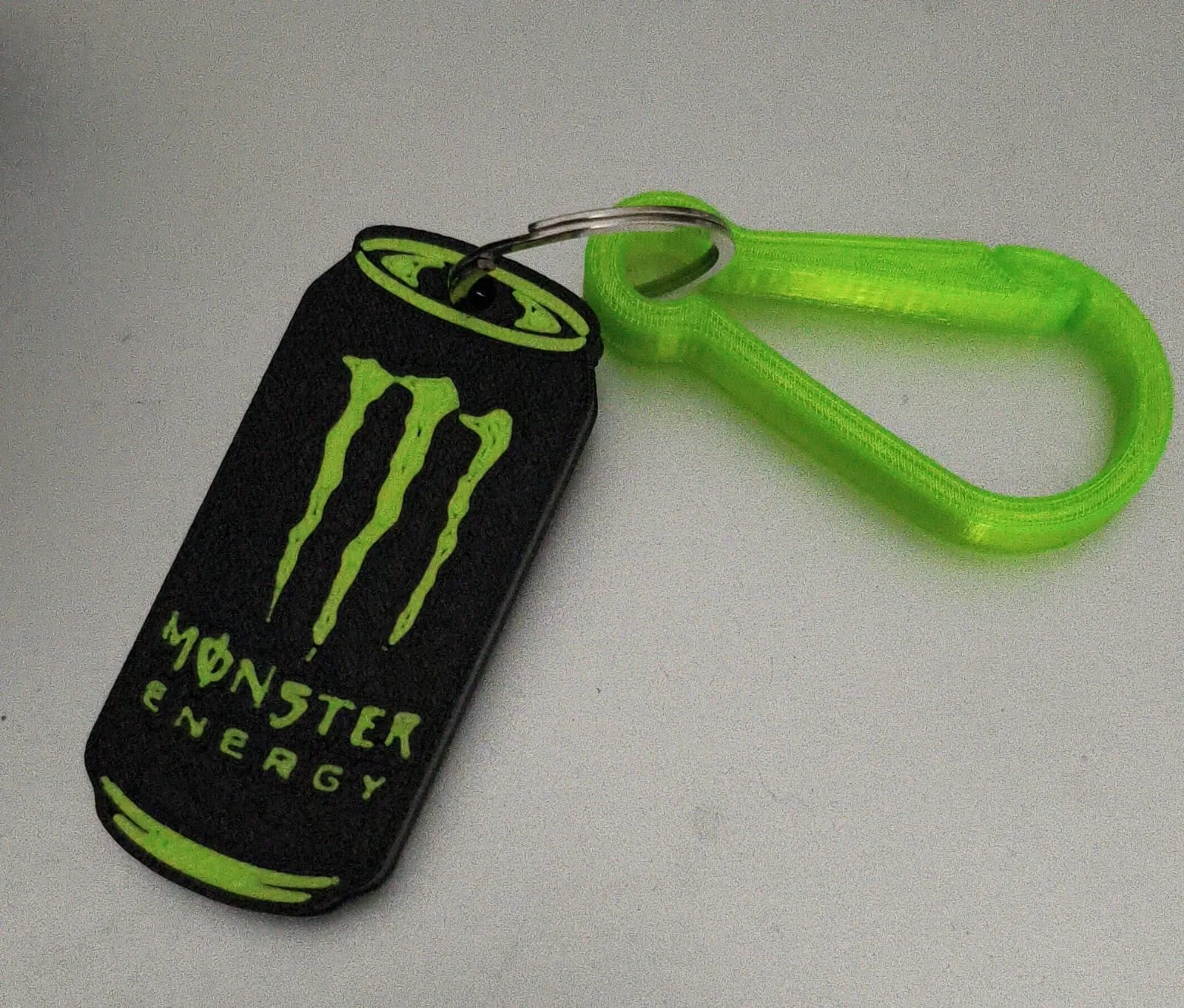 Chaveiro c/ mosquetão 3D - Personalizada estilo lata Monster (Verde Neon/Preto)